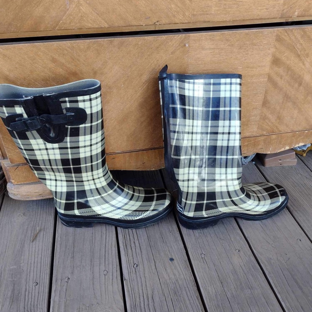 Intrigue Rainboots Black and Cream Size 10